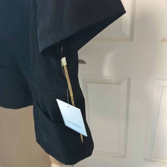 Women’s jaanuu scrub top NWT and gold zipper on left side - Picture 2 of 4